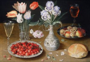 Stilleben med liljer, roser, tulipaner, kirsebær og markjordbær